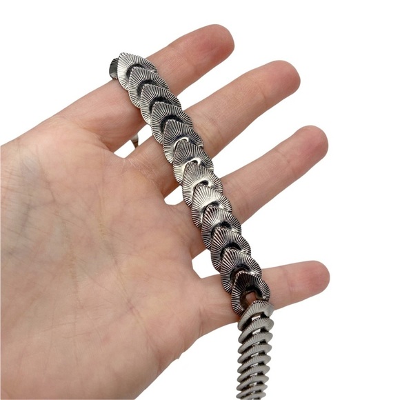 Vintage Silver Tone Articulated Ribbed Textured Hook Closure Necklace - Picture 2 of 8